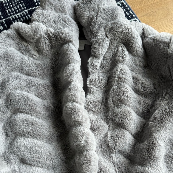Zelle women’s furry coat size small - Picture 2 of 4